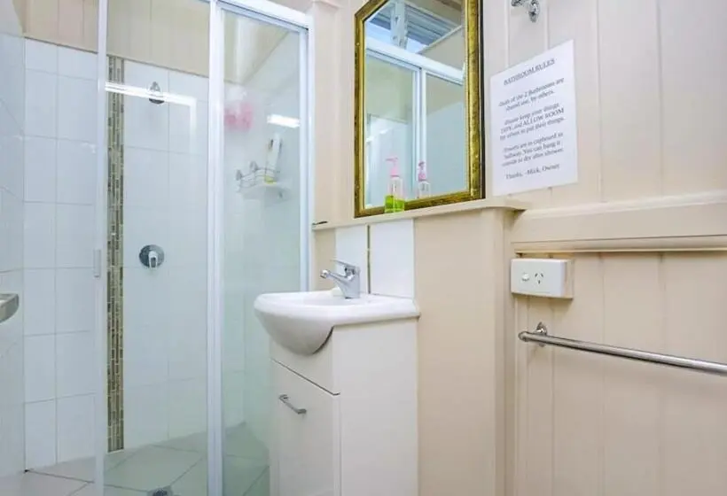 ルームシェアのワンベッド, Bunk Inn Hostel