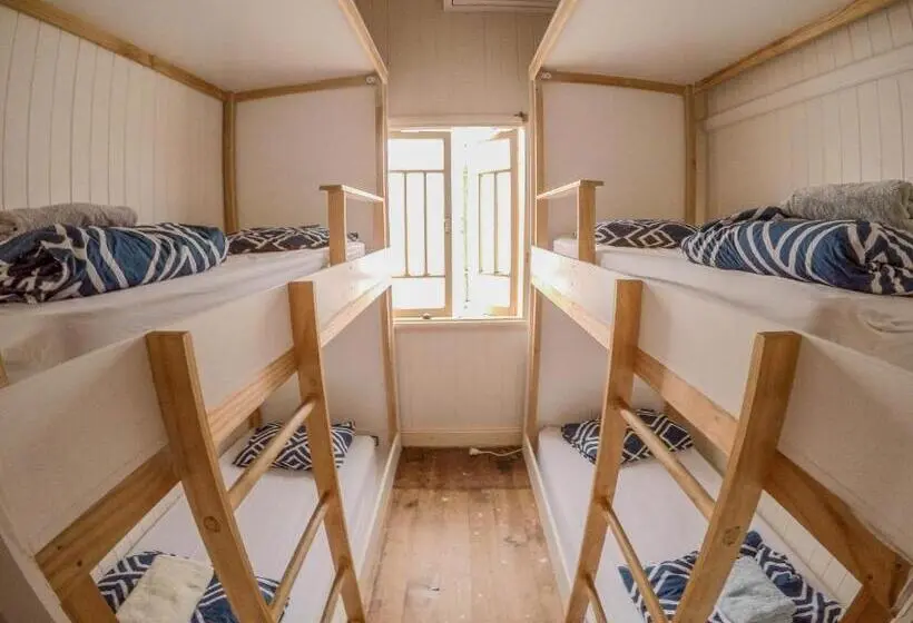 ルームシェアのワンベッド, Bunk Inn Hostel
