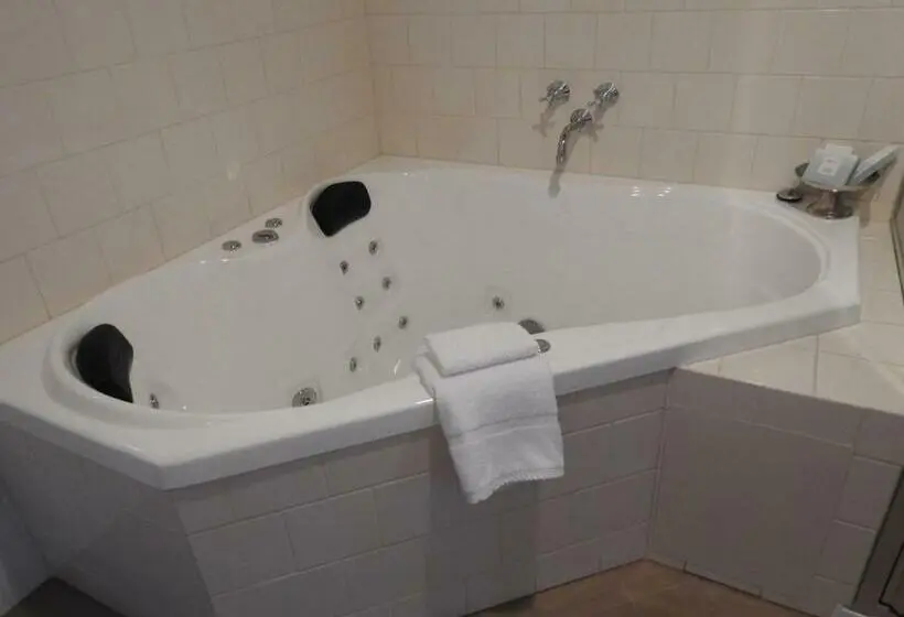 キングサイズベッドのスタンダードルーム, Bull And Mouth Hotel Maryborough Victoria