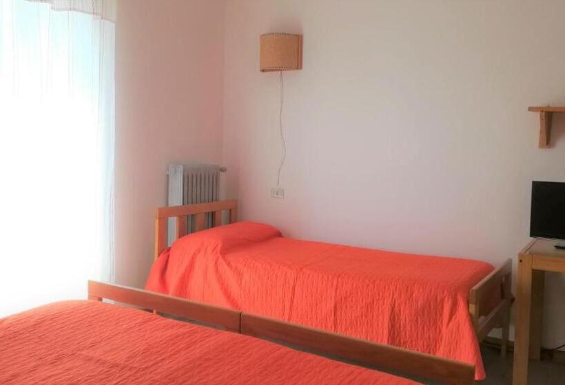 חדר סטנדרט לשלושה, Tomei