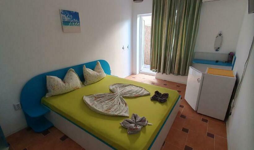 اتاق استاندارد با تراس, Hostel Delfinul Albastru