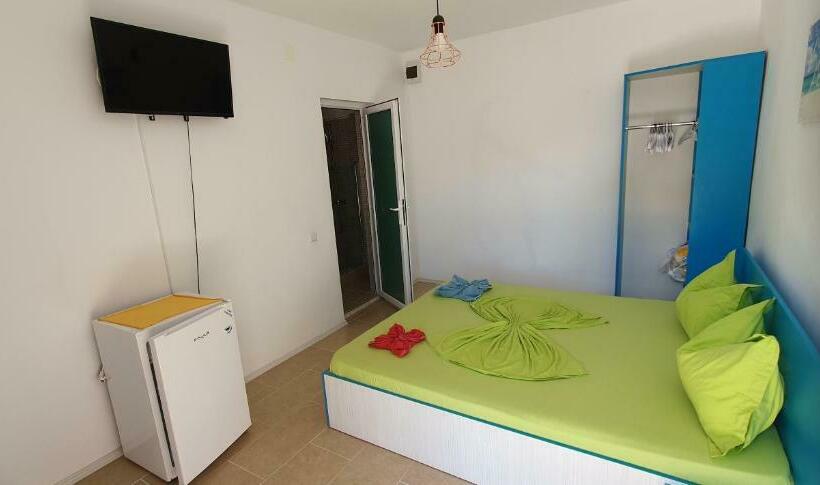 اتاق استاندارد با تراس, Hostel Delfinul Albastru