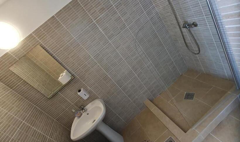 اتاق استاندارد با تراس, Hostel Delfinul Albastru