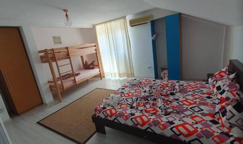 اتاق خانوادگی, Hostel Delfinul Albastru