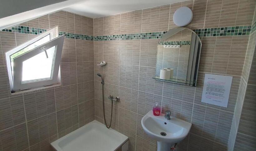 اتاق خانوادگی, Hostel Delfinul Albastru