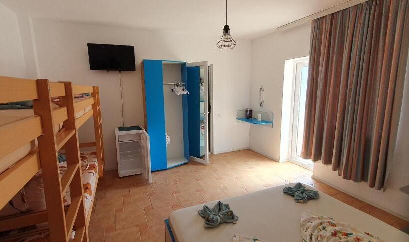 Standard Triple Room with Terrace, Hostel Delfinul Albastru