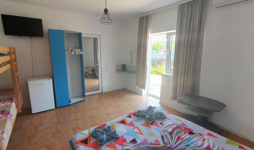 Standard Triple Room with Terrace, Hostel Delfinul Albastru