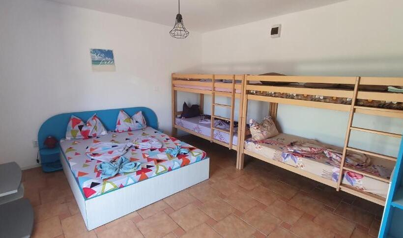 Standard Triple Room with Terrace, Hostel Delfinul Albastru