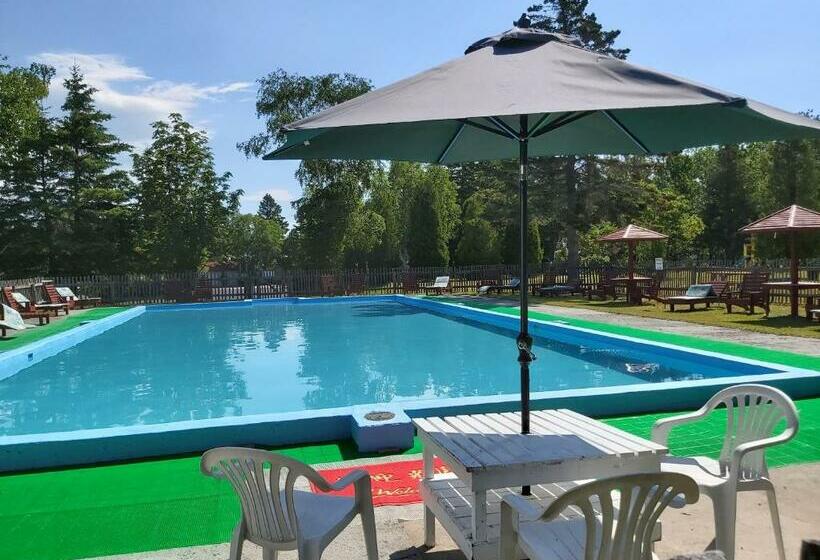 Номер Стандарт Вид на Бассейн, Auberge La Coudriere Cool