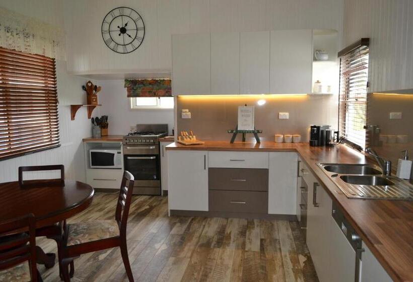 Дом 4 Спальни, Cherry Blossom Cottage With Country Charm And Spa