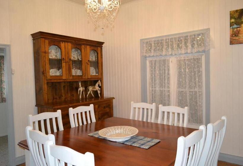 Дом 4 Спальни, Cherry Blossom Cottage With Country Charm And Spa
