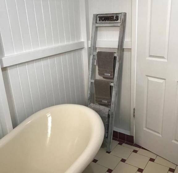 4间卧室的房子, Cherry Blossom Cottage With Country Charm And Spa