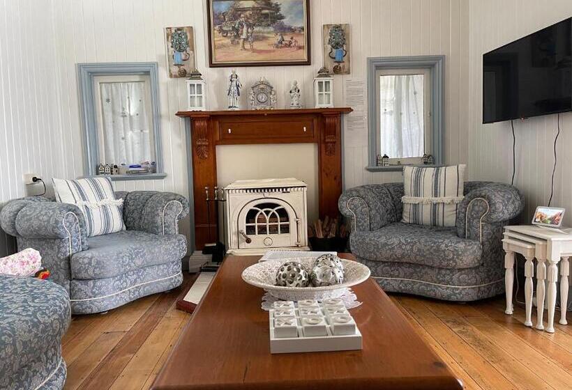 Дом 4 Спальни, Cherry Blossom Cottage With Country Charm And Spa