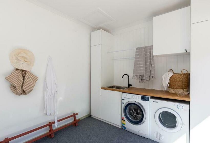 דירת שלושה חדרים, Casuarina Cove Apartments