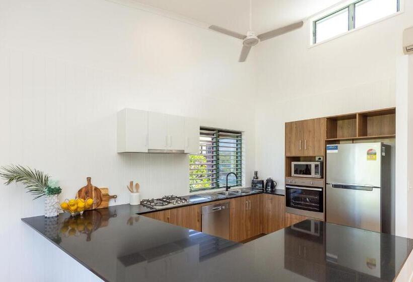 דירת שלושה חדרים, Casuarina Cove Apartments