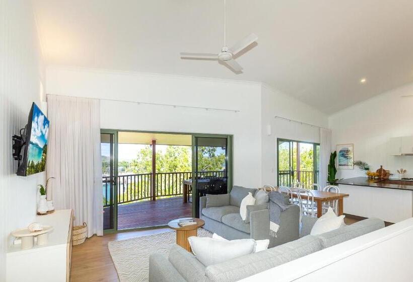 דירת שלושה חדרים, Casuarina Cove Apartments