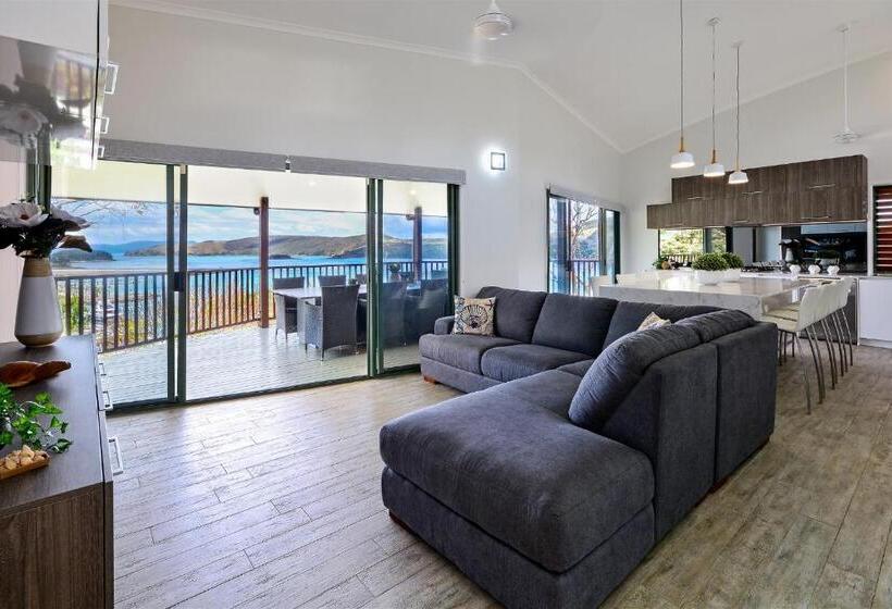 דירת שלושה חדרים, Casuarina Cove Apartments