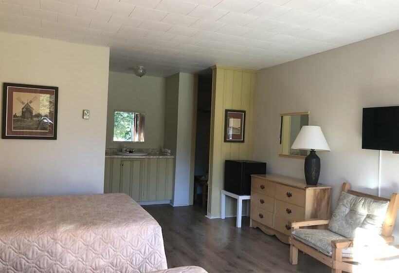 Номер Стандарт Вид на Бассейн, Auberge La Coudriere Cool