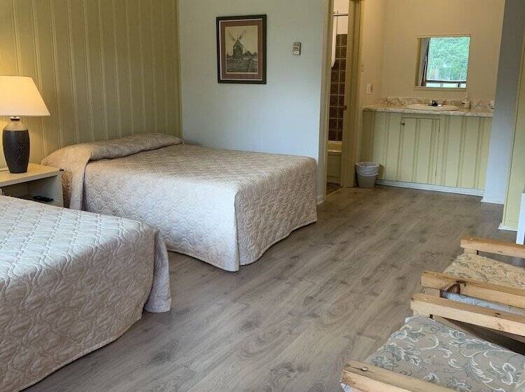 Номер Стандарт Вид на Бассейн, Auberge La Coudriere Cool