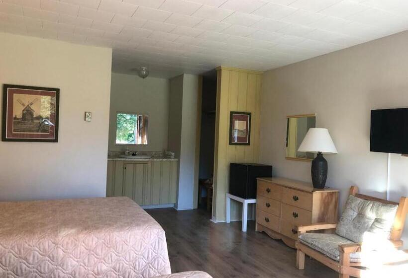 Номер Стандарт Вид на Бассейн, Auberge La Coudriere Cool