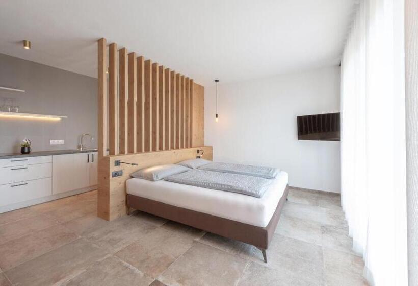 스탠다드 스튜디오, Villa Montis