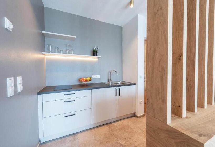 스탠다드 스튜디오, Villa Montis