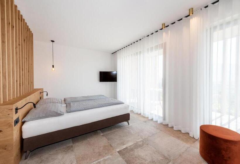 스탠다드 스튜디오, Villa Montis