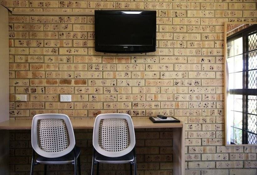 Семейный Номер, Clermont Country Motor Inn