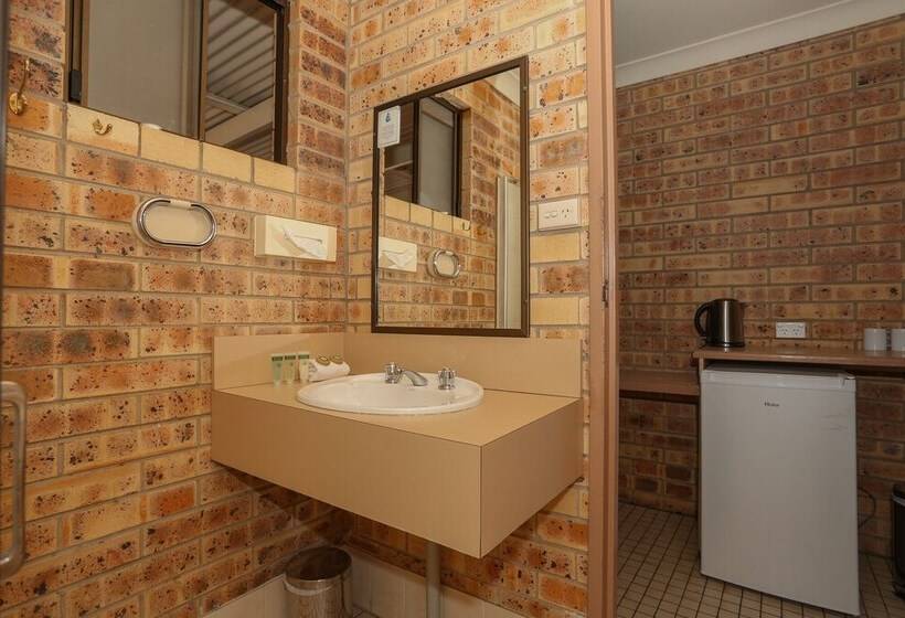 Семейный Номер, Clermont Country Motor Inn