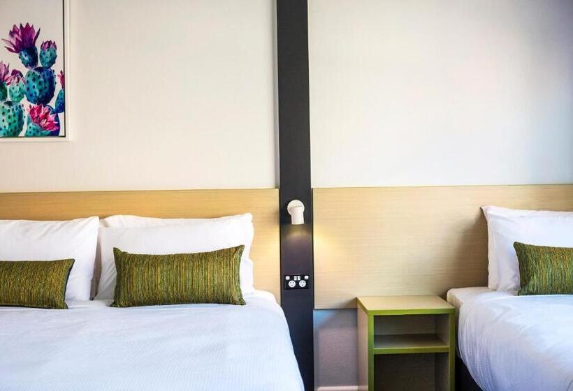 استودیو خانوادگی, Nightcap At Hume