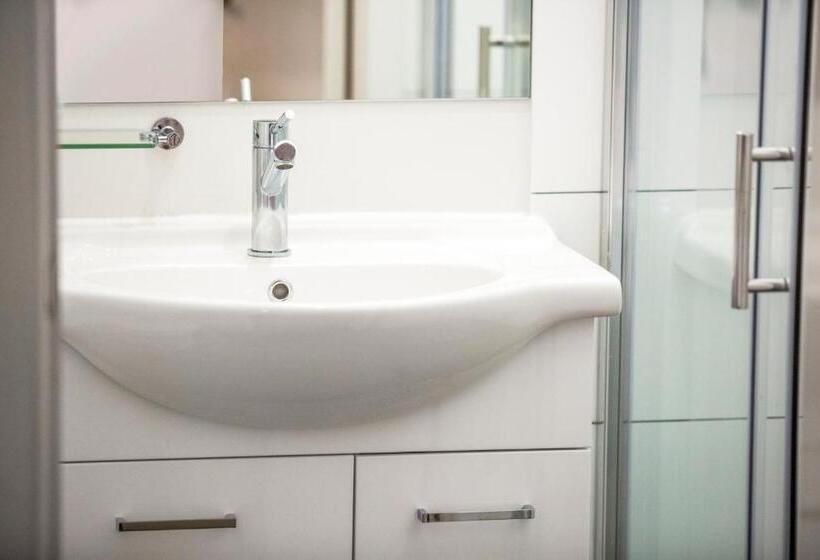 استودیو خانوادگی, Nightcap At Hume