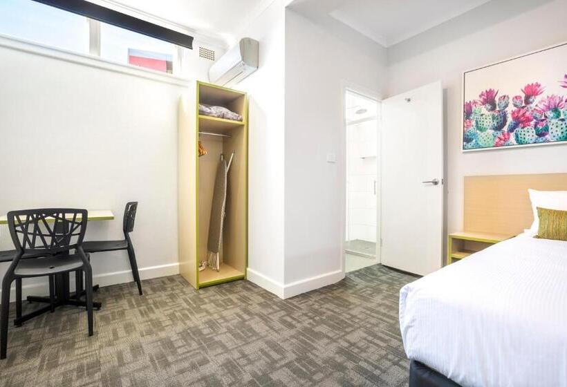 استودیوی استاندارد, Nightcap At Hume