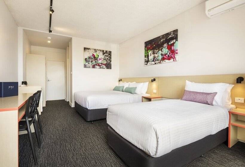 استودیو خانوادگی, Nightcap At Hume