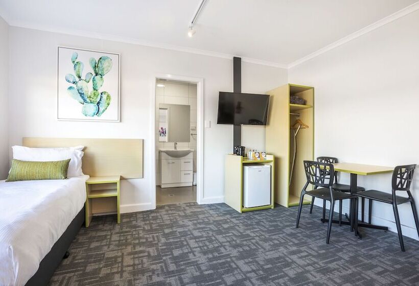 استودیو خانوادگی, Nightcap At Hume