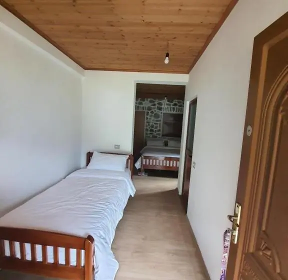 Chambre Triple Basique, Guest House Flodisa