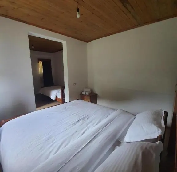 Chambre Triple Basique, Guest House Flodisa