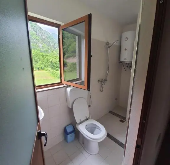 Chambre Triple Basique, Guest House Flodisa