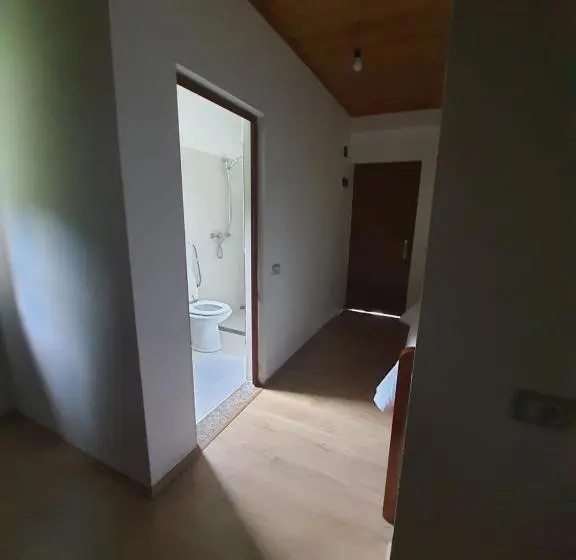 Chambre Triple Basique, Guest House Flodisa