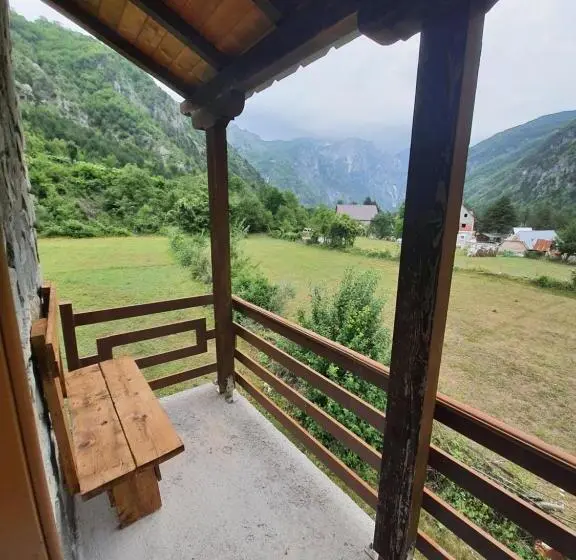 Chambre Triple Basique, Guest House Flodisa