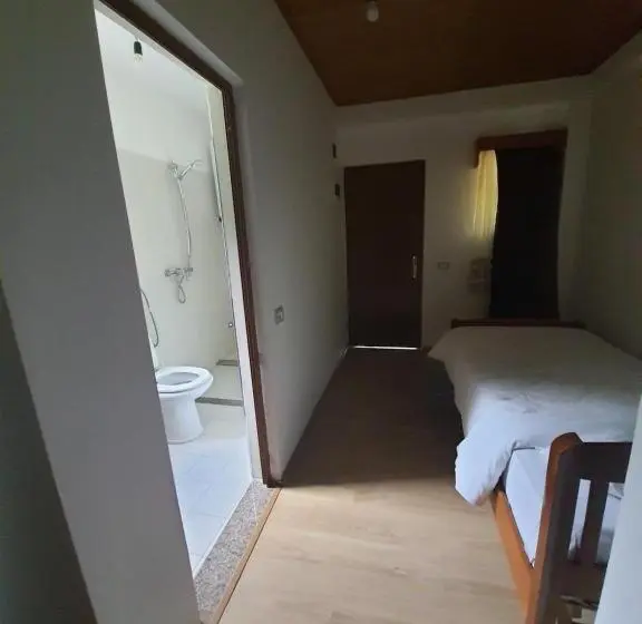 Chambre Triple Basique, Guest House Flodisa