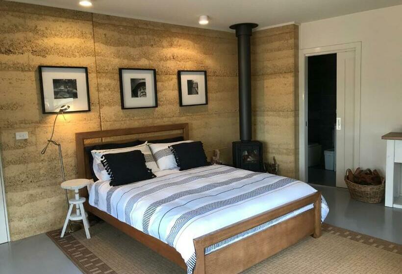 דירת חדר סופריור, Signal Box Short Stay