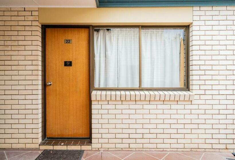 חדר סטנדרט לשלושה, Capella Hotel Motel