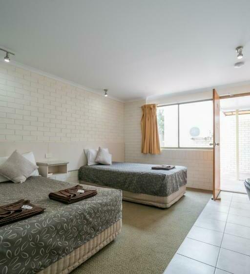 חדר סטנדרט לשלושה, Capella Hotel Motel