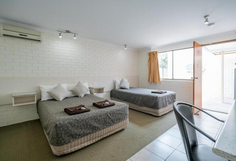 חדר סטנדרט לשלושה, Capella Hotel Motel