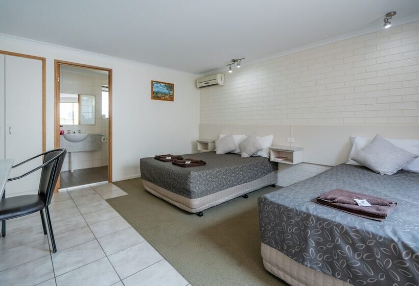 חדר סטנדרט לשלושה, Capella Hotel Motel