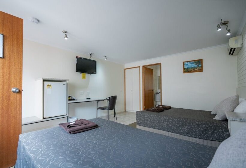 חדר סטנדרט לשלושה, Capella Hotel Motel