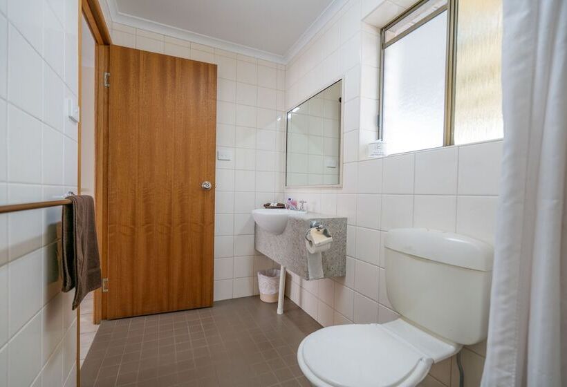 חדר סטנדרט לשלושה, Capella Hotel Motel