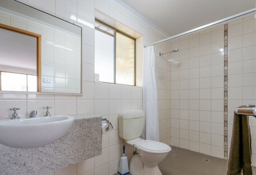 חדר סטנדרט לשלושה, Capella Hotel Motel