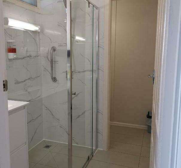 חדר סטנדרט לשלושה, Donald Riverside Motel