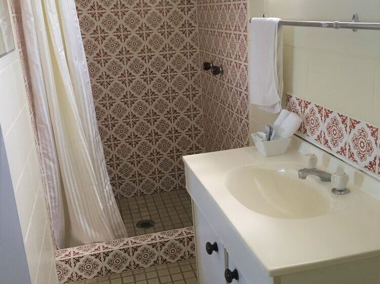 패밀리 룸, Cardwell At The Beach